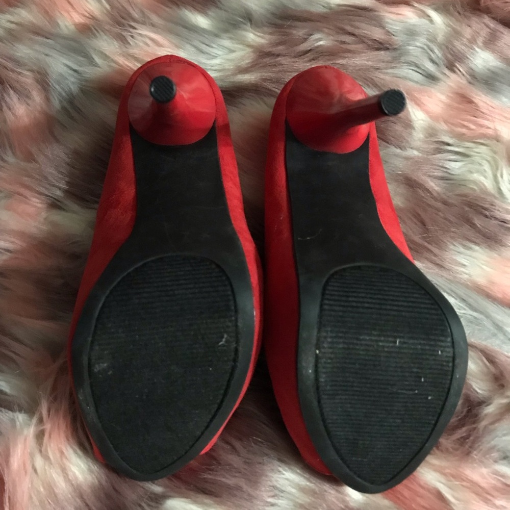 Red pumps - Picture 3 of 3